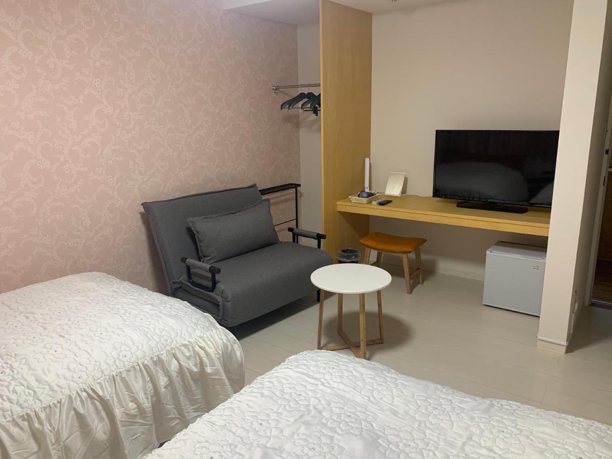 Guesthouse Zink Sado Bagian luar foto