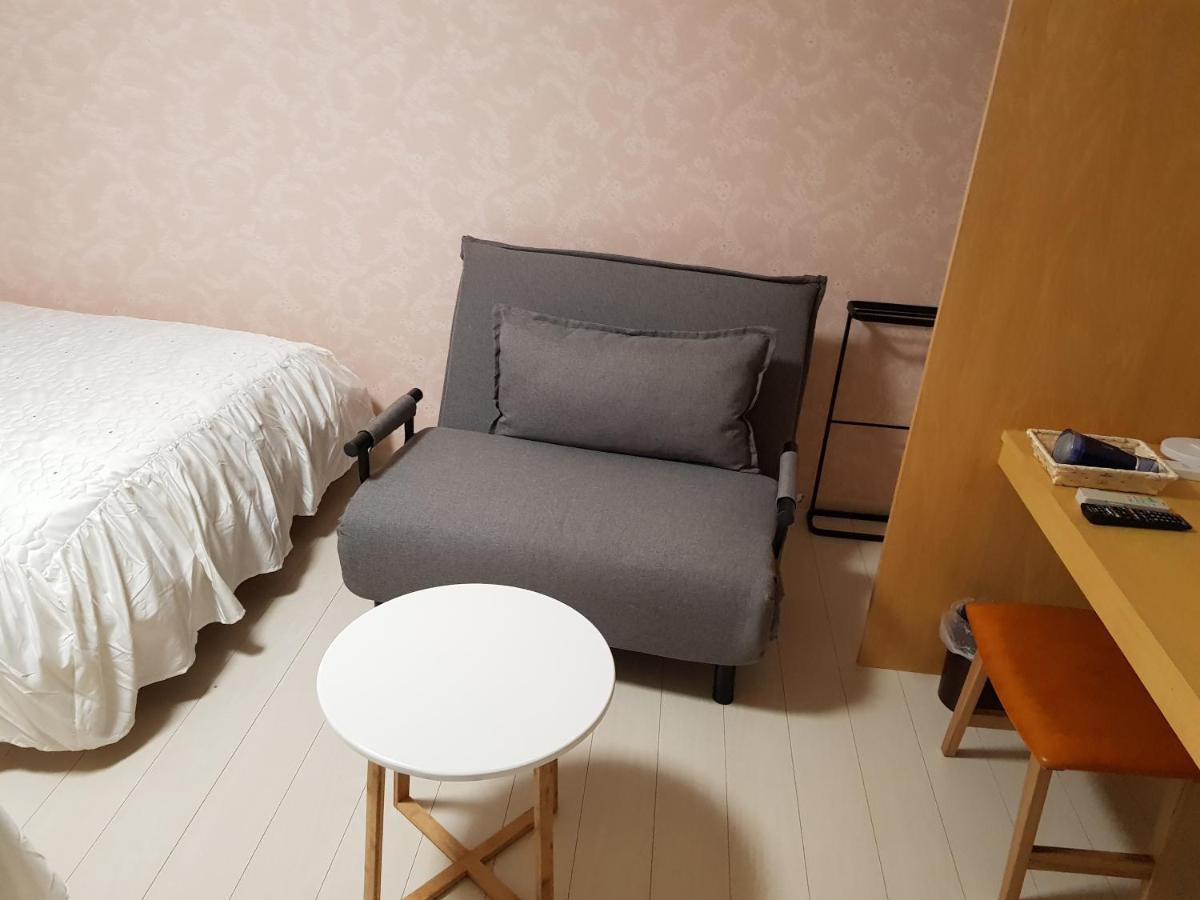 Guesthouse Zink Sado Bagian luar foto