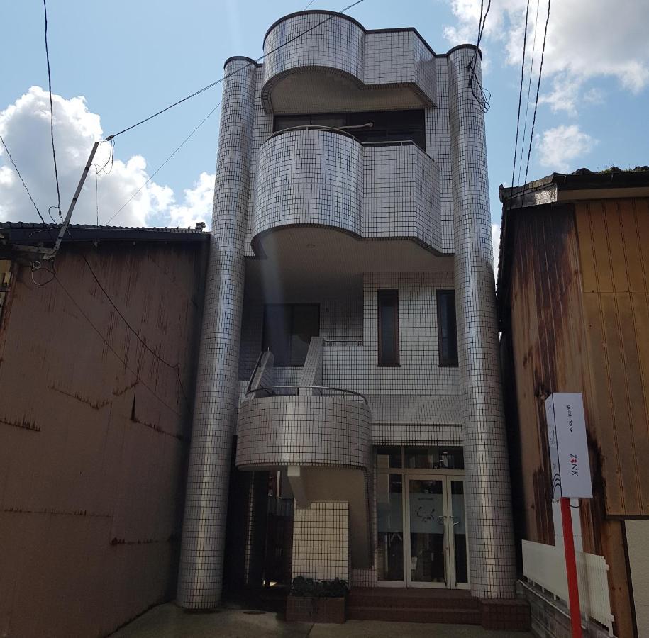 Guesthouse Zink Sado Bagian luar foto